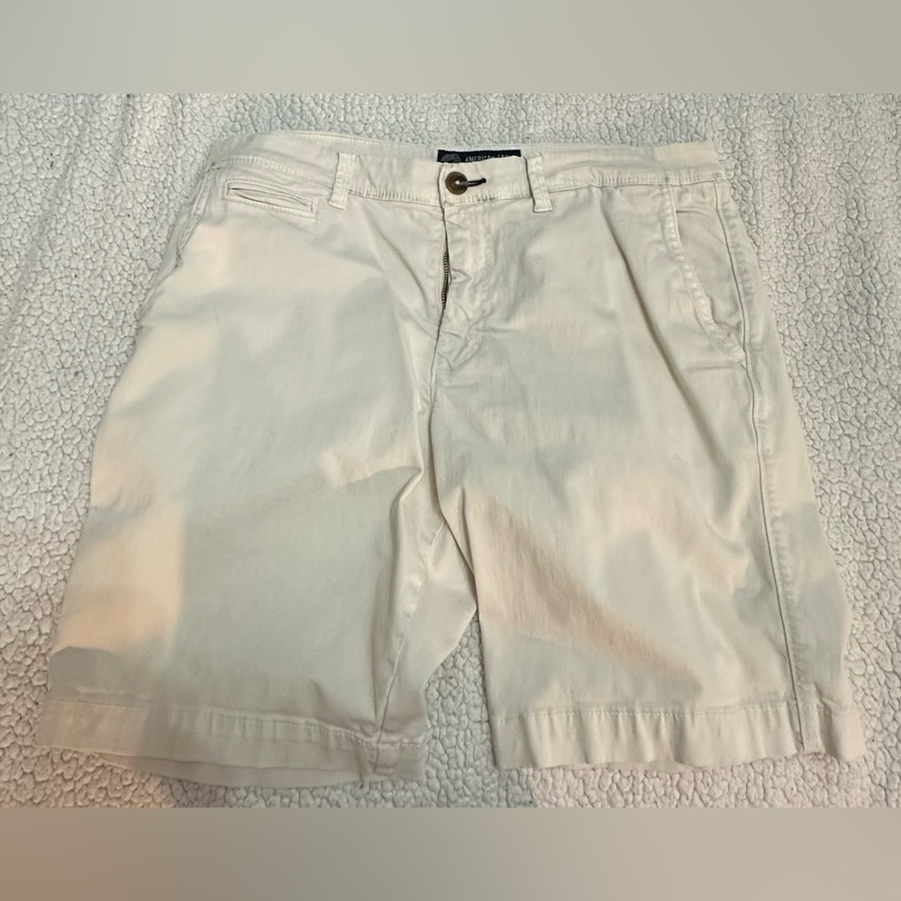 American Eagle Outfitters Men's Cream Flat Front Shorts